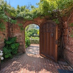 Meet your Posher, Celeste